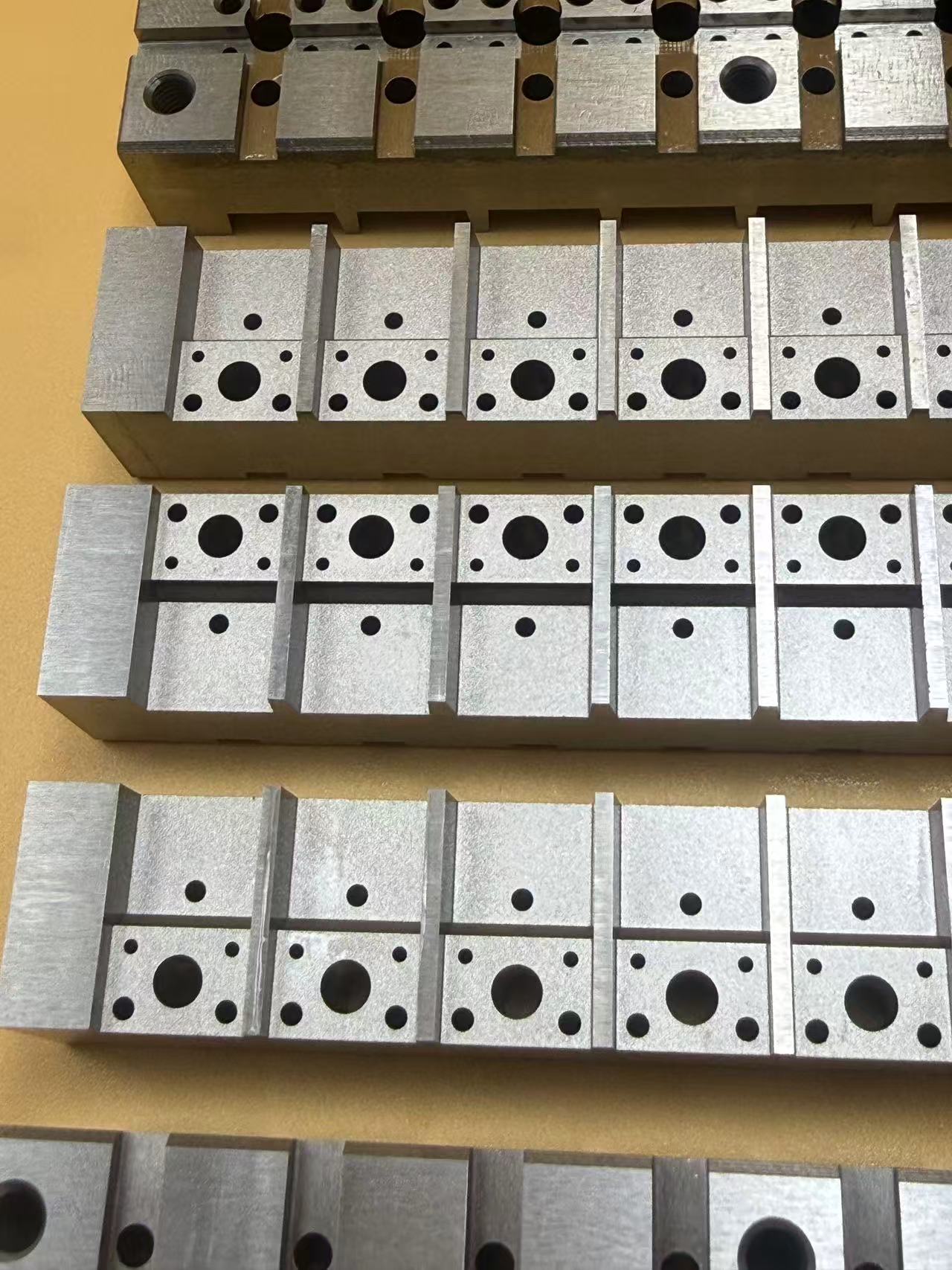 Каковы преимущества технологии прецизионной резки проволоки при механической обработке?