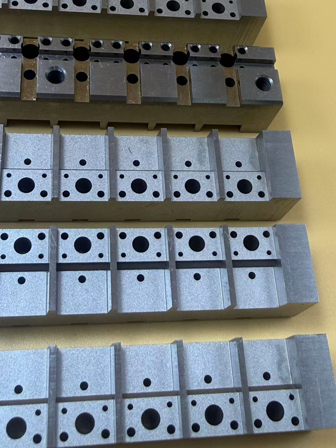 Каковы применения технологии обработки медленным электрическим разрядом проволоки в пресс-формах для упаковки полупроводников?